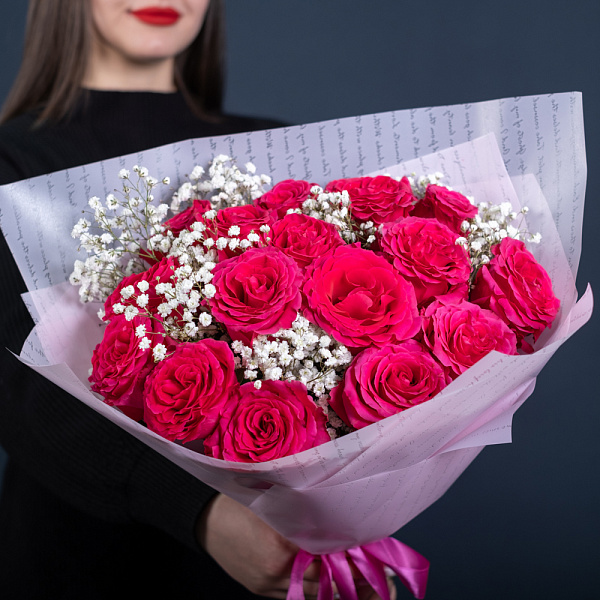 Купить Букет из розовых роз с гипсофилами в  с бесплатной доставкой: цена, фото, описание